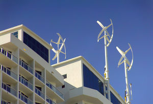 Aerogenerador doméstico de eje vertical, 3 palas, rotor Darrieus helicoidal, con mástil autoportante