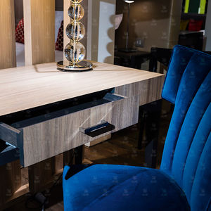 escritorio de chapa de madera / moderno / para hotel / con espacio de almacenamiento