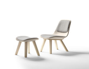 sillón bajo moderno / de tejido / de roble / con reposapiés