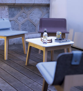 mesa de centro moderna / de roble / cuadrada / de jardín