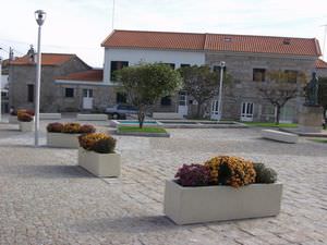 jardinera de hormigón / rectangular / moderna / para espacio público