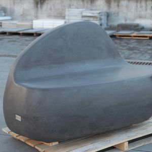 silla de diseño orgánico / de hormigón / para lugar público / para edificio público