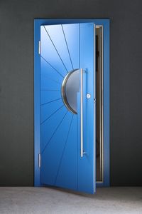 puerta de entrada / abatible / de acero / de seguridad