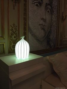 lámpara a medida / de mesa / de diseño original / de porcelana