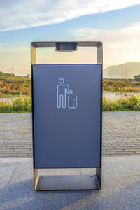 cubo de basura público / de acero inoxidable / de acero galvanizado / con cenicero integrado
