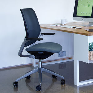 silla de oficina moderna / con ruedas / con patas en forma de estrella / con reposabrazos