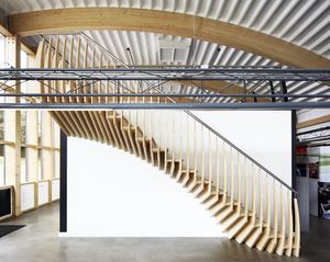 escalera de diseño / recta / estructura de madera / peldaño de madera