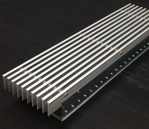 rejilla de ventilación de metal / lineal / para suelo técnico