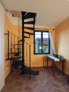escalera de caracol cuadrada / estructura de metal / con peldaños de metal / sin contrahuellas