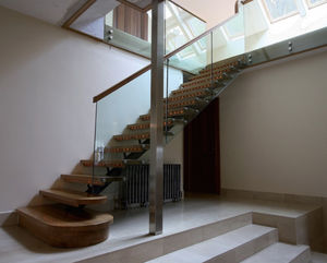 escalera en L / recta / barandilla de vidrio / estructura de metal