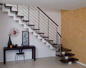 escalera en L / estructura de metal / peldaño de madera / con zancas laterales