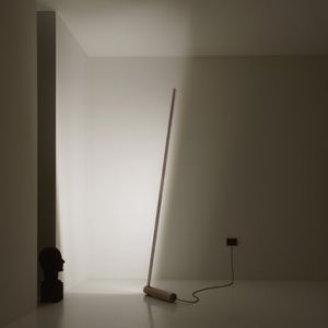 lámpara de pie / de diseño minimalista / de latón / de hierro