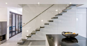 escalera recta / peldaño de hormigón / suspendida / sin contrahuellas