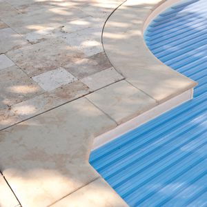 borde de piscina de piedra