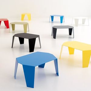 mesa de centro moderna / de chapa de acero / de interior / para el sector servicios