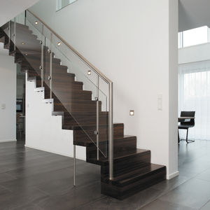 escalera recta / con peldaños de madera / estructura de madera / con contrahuella