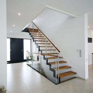 escalera recta / estructura de metal / con peldaños de madera / sin contrahuellas