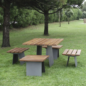 conjunto de mesa y banco moderno / de madera / de acero / de jardín