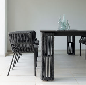 silla de comedor moderna / con reposabrazos / apilable / de metal