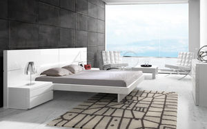 cama de matrimonio / moderna / con mesita de noche integrada / de madera lacada