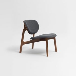 sillón bajo moderno / de tejido / de madera maciza / de nogal