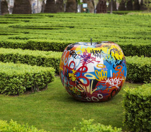 escultura de exterior / de cerámica / de resina / para el sector servicios