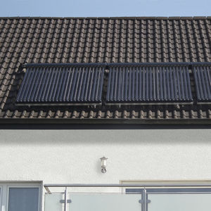 colector solar térmico de tubos de vacío / para calefacción / de vidrio antirreflejos / para tejado