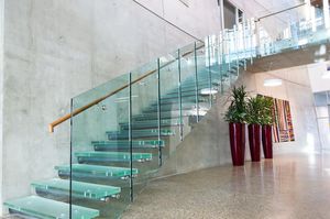 escalera recta / estructura de metal / con peldaños de vidrio / sin contrahuellas