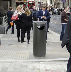 cubo de basura público / de acero inoxidable / de acero galvanizado / con cenicero integrado
