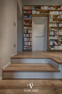 escalera recta / estructura de madera / con peldaños de madera / con contrahuellas