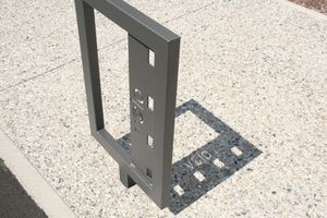 soporte para bicicletas para suelo / de acero / para espacio público