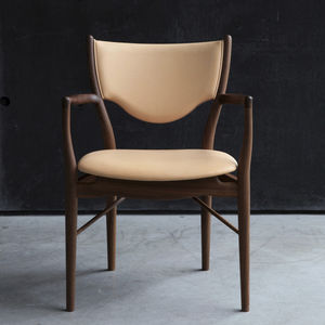 silla de diseño escandinavo / tapizada / con reposabrazos / de madera