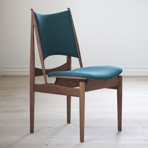 silla de diseño escandinavo / tapizada / de cuero / de madera