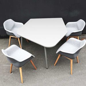 mesa de conferencia moderna / de roble / de MDF / en MDF estratificado