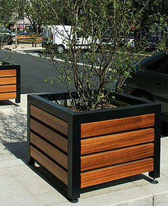 jardinera de madera / cuadrada / moderna / para espacio público