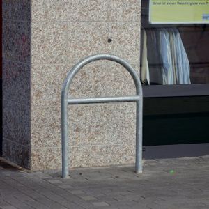 barrera de protección / fija / de acero / para espacio público