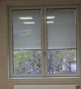 ventana abatible / de material compuesto / con vidrio triple / de corte térmico