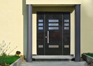 puerta de entrada / abatible / de madera / estanca