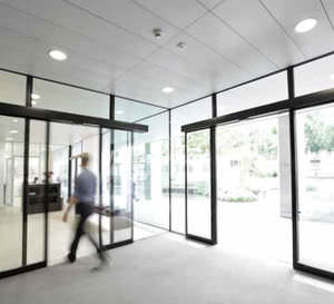 puerta de entrada / corredera / de acero / automática
