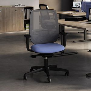 silla de oficina moderna / con reposabrazos / ajustable en altura / de malla