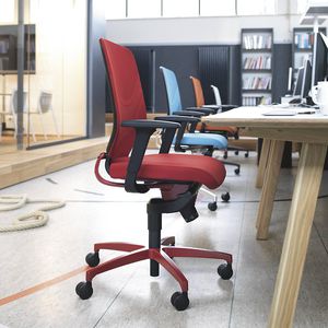 sillón de oficina moderno / de malla / con ruedas / con patas en forma de estrella
