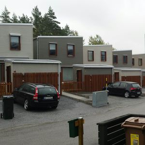casa prefabricada / moderna / con armazón de madera / de 2 etapas