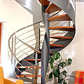 escalera circular / con zancas laterales / de caracol estructura metálica / peldaño de madera - PANAREA