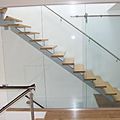 escalera recta / con zanca central / de caracol estructura metálica / original peldaños de madera - MADEIRA
