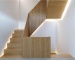 Escaleras con peldaños de madera