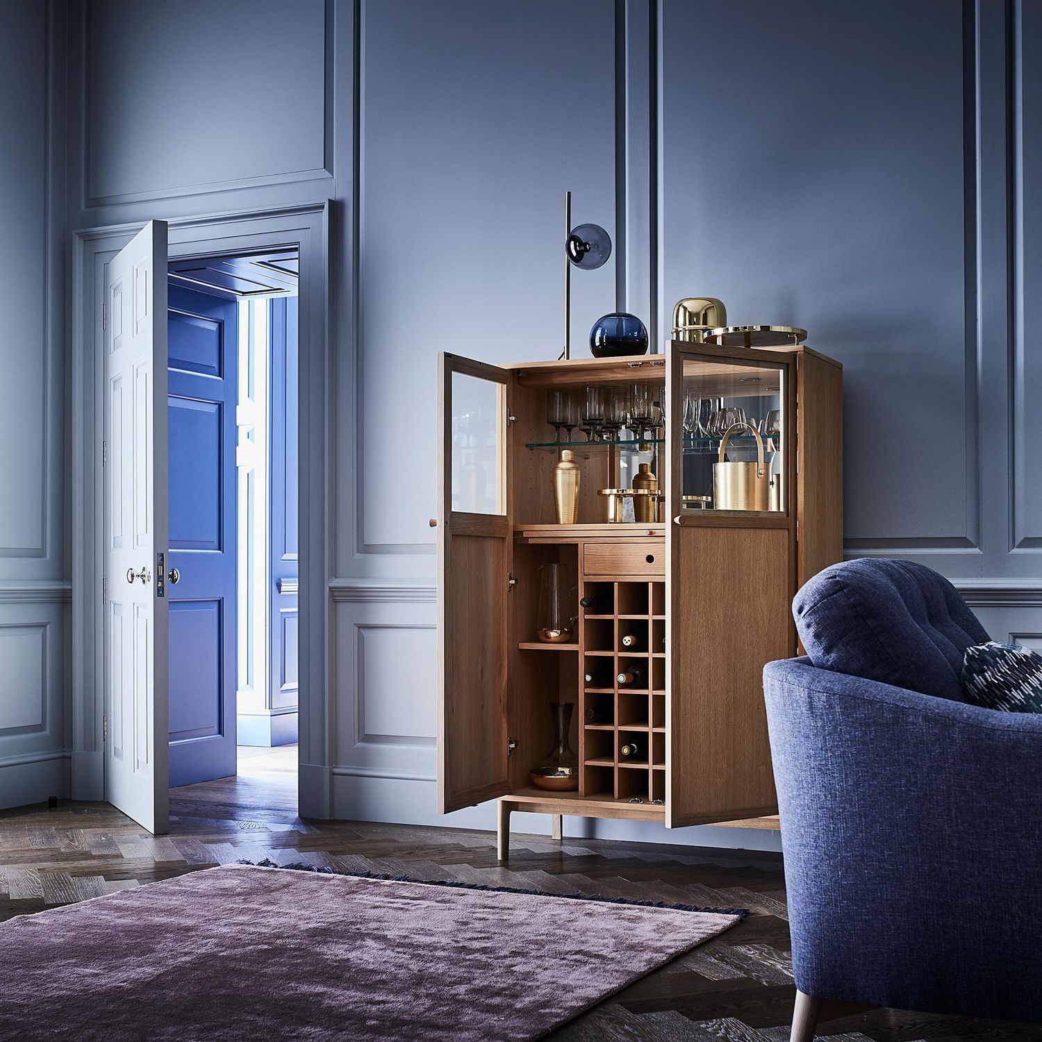 Mueble bar contemporáneo - BALLATTA - ercol - de roble / de vidrio