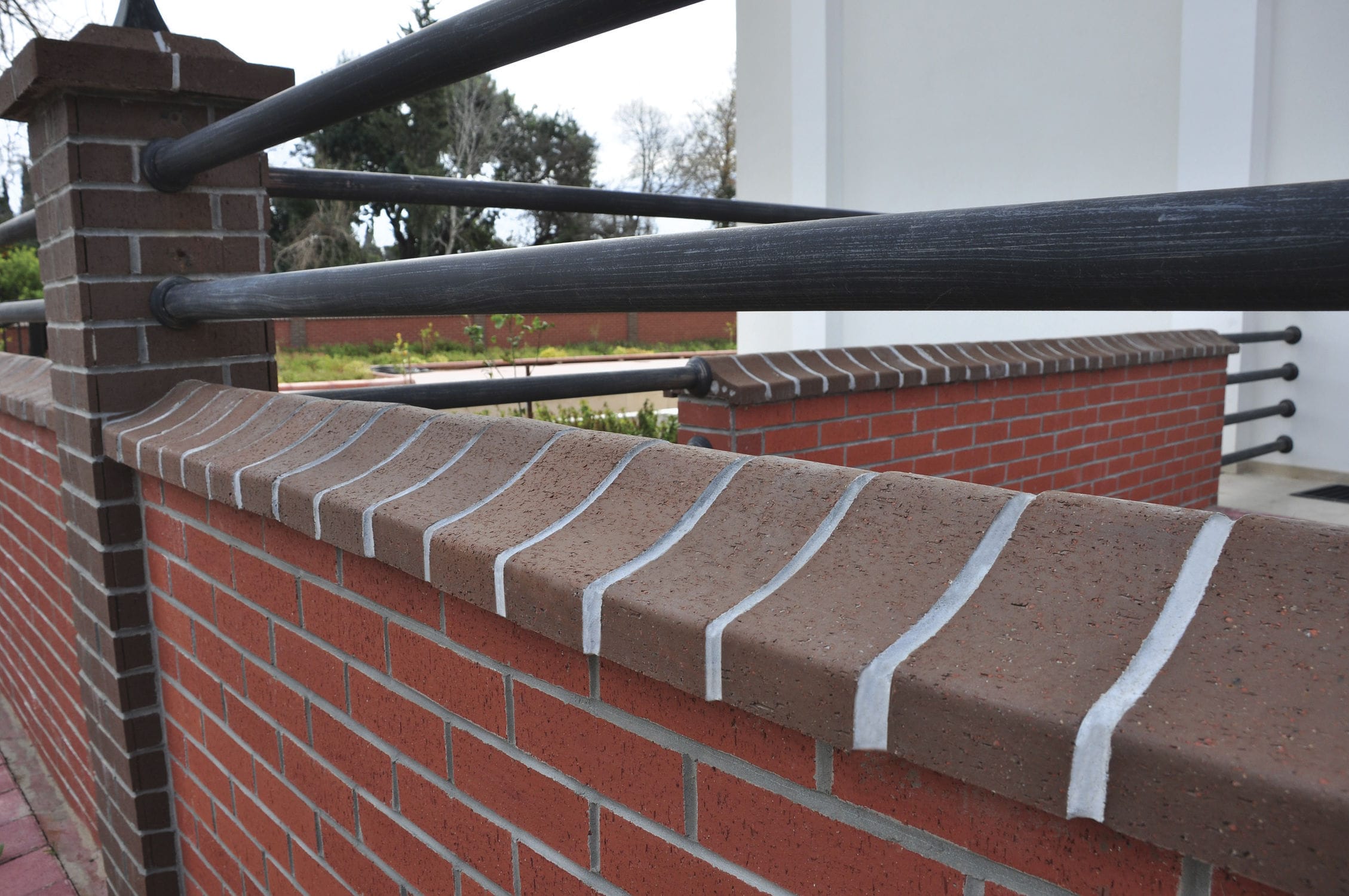 Ladrillo especial - SADDLEBACK COPING : HE - Isiklar Building Materials