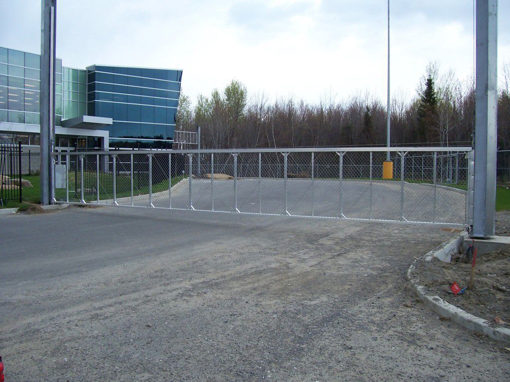 Portón corredera vertical / de aluminio / enrejado / para el sector
