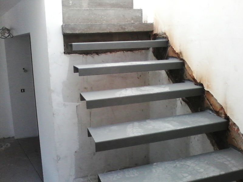 Escalera recta / de metal / peldaños de acero inoxidable / con