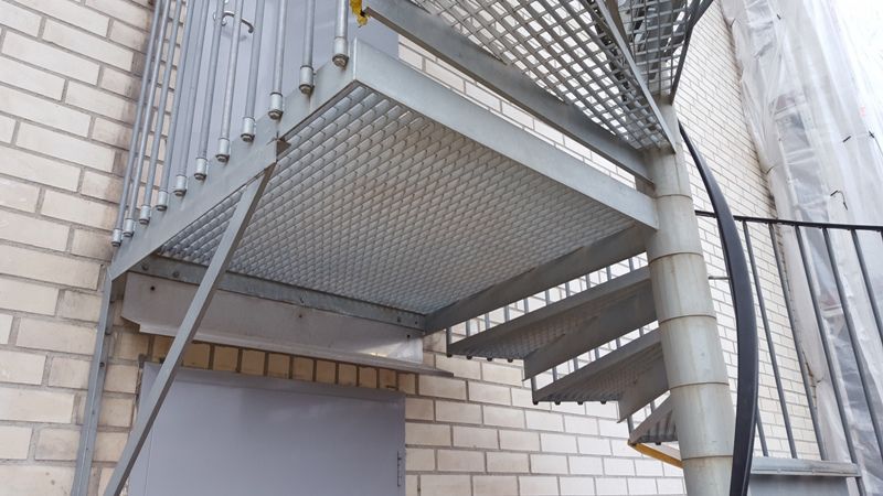 Escalera en U / de metal / con peldaños de metal / sin contrahuellas